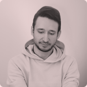 Man wearing a hoodie with a thoughtful expression, representing the Olibro Design team, emphasizing creativity and technical expertise in web design.