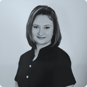 Professional portrait of a woman in a black shirt, representing the Olibro Design team, highlighting expertise in web development and digital experiences.